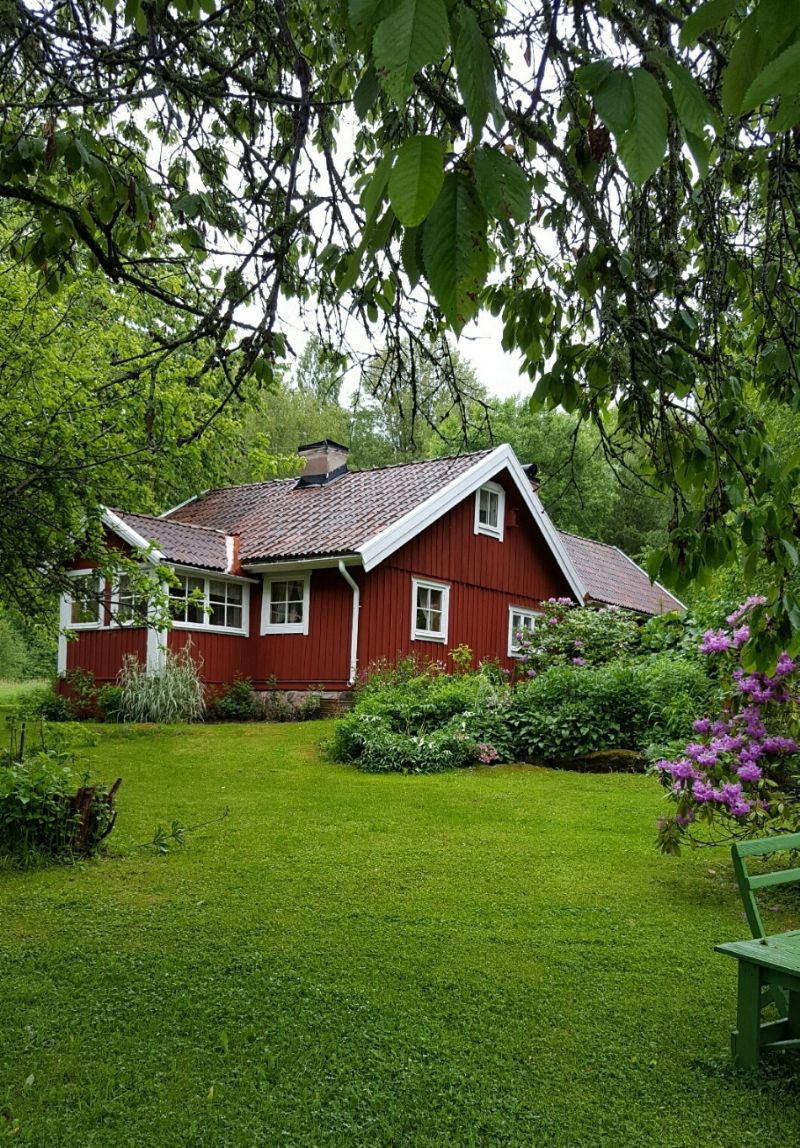 Moas torp ligger fint inbäddat i grönskan i Sorunda socken på Södertörn.